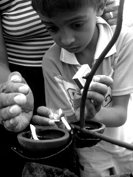 enfant allumant une bougie